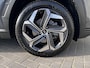Hyundai Tucson 1.6 T-GDI HEV Comfort Smart Automaat / Fabrieksgarantie tot 02-2028 ** / Dealer onderhouden / Navigatie / Achteruitrijcamera / Stuur- en stoelverwarming / Apple Carplay Android / 19" LM + All Season banden /