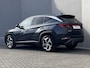 Hyundai Tucson 1.6 T-GDI HEV Comfort Smart Automaat / Fabrieksgarantie tot 02-2028 ** / Dealer onderhouden / Navigatie / Achteruitrijcamera / Stuur- en stoelverwarming / Apple Carplay Android / 19" LM + All Season banden /