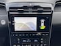 Hyundai Tucson 1.6 T-GDI HEV Comfort Smart Automaat / Fabrieksgarantie tot 02-2028 ** / Dealer onderhouden / Navigatie / Achteruitrijcamera / Stuur- en stoelverwarming / Apple Carplay Android / 19" LM + All Season banden /
