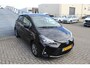 Toyota Yaris 1.5 Hybrid Dynamic Automaat/Orig.NL auto/Achteruitrijcamera/Climate control/Cruise control/Keyless/Navi by app/Privacy glass/Mistlampen/Licht metalen velgen