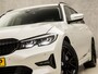 BMW 3-Serie Touring 330e High Executive Sportline 293Pk Automaat (APPLE CARPLAY, GROOT NAVI, LEDER, CAMERA, SFEERVERLICHTING, STOELVERWARMING, SPORTSTOELEN, GETINT GLAS, TREKHAAK ELEKTRISCH, ELEK ACHTERKLEP, NIEUWSTAAT)