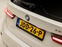 BMW 3-Serie Touring 330e High Executive Sportline 293Pk Automaat (APPLE CARPLAY, GROOT NAVI, LEDER, CAMERA, SFEERVERLICHTING, STOELVERWARMING, SPORTSTOELEN, GETINT GLAS, TREKHAAK ELEKTRISCH, ELEK ACHTERKLEP, NIEUWSTAAT)