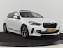 BMW 1-Serie 118i High Executive | M Sport | Panoramadak | Head-Up | Leder | Harman/Kardon | Camera | Carplay | Stoelverwarming | Live Cockpit | Sfeerverlichting | Keyless | Navigatie | Sportstoelen | Full LED
