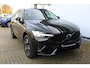 Volvo XC60 2.0 T6 Plug-in hybrid AWD Plus Dark | Keyless entry/start | Achteruitrijcamera | Elektrische kofferbakklep | Memory stand stoelen | Adaptive cruise | Wegklapbare trekhaak | Apple CarPlay/Android Auto | Climate controle | Draadloze telefoonlader | Lane assist | Stoelverwarming V+A | Stuurverwarming |