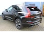 Volvo XC60 2.0 T6 Plug-in hybrid AWD Plus Dark | Keyless entry/start | Achteruitrijcamera | Elektrische kofferbakklep | Memory stand stoelen | Adaptive cruise | Wegklapbare trekhaak | Apple CarPlay/Android Auto | Climate controle | Draadloze telefoonlader | Lane assist | Stoelverwarming V+A | Stuurverwarming |