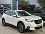 Peugeot 2008 1.2 Turbo 100 PK Allure Pack | 1e Eigenaarsauto met slechts 25.370 km! | Navigatie | Camera | Hoge Zitpositie | LED verlichting | Cruise Control | Climate Control | 17" Lichtmetalen Wielen | Groot Multimedia scherm met Apple Carplay |