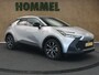 Toyota C-HR 1.8 Hybrid 140 Dynamic - ORIGINEEL NEDERLANDSE AUTO -AFNEEMBARE TREKHAAK - TREKGEWICHT 725 KG- ACHTERUITRIJCAMERA - APPLE CARPLAY/ANDROID AUTO - 4 SEIZOENEN BANDEN - CRUISE CONTROL ADAPTIEF - DODEHOEK DETECTIE - ELECTRONIC CLIMATE CONTROLE - ELEKTRISCHE RAMEN VOOR EN ACHTER - KEYLESS ENTRY/START - BUITENSPIEGELS ELEKTRISCH VERSTEL- EN VERWARMBAAR - PARKEERSENSOREN VOOR EN ACHTER