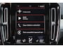 Volvo XC40 T4 Recharge Plus Bright - IntelliSafe Assist & Surround - Harman/Kardon audio - Parkeercamera achter - Verwarmde voorstoelen & stuur - Parkeersensoren voor & achter - Elektr. bedienb. voorstoelen met geheugen links - Draadloze tel. lader - Extra getint glas - Elektr. inklapbare trekhaak - 18' LMV