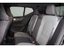 Volvo XC40 T4 Recharge Plus Bright - IntelliSafe Assist & Surround - Harman/Kardon audio - Parkeercamera achter - Verwarmde voorstoelen & stuur - Parkeersensoren voor & achter - Elektr. bedienb. voorstoelen met geheugen links - Draadloze tel. lader - Extra getint glas - Elektr. inklapbare trekhaak - 18' LMV