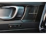 Volvo XC40 T4 Recharge Plus Bright - IntelliSafe Assist & Surround - Harman/Kardon audio - Parkeercamera achter - Verwarmde voorstoelen & stuur - Parkeersensoren voor & achter - Elektr. bedienb. voorstoelen met geheugen links - Draadloze tel. lader - Extra getint glas - Elektr. inklapbare trekhaak - 18' LMV