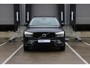 Volvo XC60 T6 Plug-in hybrid AWD Plus Dark | Verwarmde Voorstoelen, Stuurwiel en Achterbank | Panoramisch Schuif-/Kanteldak | Semi- Elektrische Trekhaak | 360-Camera | Adaptieve Cruise Control | Draadloze Telefoonlader