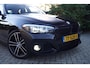 BMW 1-Serie 118i High Executive M Sport Autom Schkdak Leder Sportst Stoelverw Navi Clima 2x PDC LED Kopl LMV Trekh ENZ NL Auto.