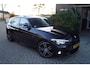 BMW 1-Serie 118i High Executive M Sport Autom Schkdak Leder Sportst Stoelverw Navi Clima 2x PDC LED Kopl LMV Trekh ENZ NL Auto.