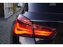 BMW 1-Serie 118i High Executive M Sport Autom Schkdak Leder Sportst Stoelverw Navi Clima 2x PDC LED Kopl LMV Trekh ENZ NL Auto.