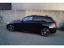 BMW 1-Serie 118i High Executive M Sport Autom Schkdak Leder Sportst Stoelverw Navi Clima 2x PDC LED Kopl LMV Trekh ENZ NL Auto.