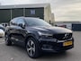 Volvo XC40 Recharge P8 AWD R-Design 1e eigenaar | Origineel NL auto | Pano | Harman Kardon | 360° Camera | Elec. trekhaak | Rijklaar met 12 mnd BOVAG | BTW verrekenbaar