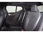 Volvo XC40 B3 Ultra Black Edition - Panorama/schuifdak - IntelliSafe Assist & Surround - 360º Camera - Harman/Kardon audio - LED Pixel koplampen - Verwarmde voorstoelen & stuur - Parkeersensoren voor & achter - Elektr. bedienb. voorstoelen met geheugen links - Draadloze tel. lader - Extra getint glas - Semi elektr. inklapbare trekhaak - 20' LMV