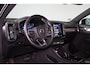 Volvo XC40 B3 Ultra Black Edition - Panorama/schuifdak - IntelliSafe Assist & Surround - 360º Camera - Harman/Kardon audio - LED Pixel koplampen - Verwarmde voorstoelen & stuur - Parkeersensoren voor & achter - Elektr. bedienb. voorstoelen met geheugen links - Draadloze tel. lader - Extra getint glas - Semi elektr. inklapbare trekhaak - 20' LMV