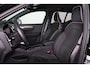 Volvo XC40 B3 Ultra Black Edition - Panorama/schuifdak - IntelliSafe Assist & Surround - 360º Camera - Harman/Kardon audio - LED Pixel koplampen - Verwarmde voorstoelen & stuur - Parkeersensoren voor & achter - Elektr. bedienb. voorstoelen met geheugen links - Draadloze tel. lader - Extra getint glas - Semi elektr. inklapbare trekhaak - 20' LMV