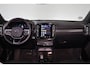 Volvo XC40 B3 Ultra Black Edition - Panorama/schuifdak - IntelliSafe Assist & Surround - 360º Camera - Harman/Kardon audio - LED Pixel koplampen - Verwarmde voorstoelen & stuur - Parkeersensoren voor & achter - Elektr. bedienb. voorstoelen met geheugen links - Draadloze tel. lader - Extra getint glas - Semi elektr. inklapbare trekhaak - 20' LMV