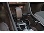 Volvo XC40 B3 Ultra Black Edition - Panorama/schuifdak - IntelliSafe Assist & Surround - 360º Camera - Harman/Kardon audio - LED Pixel koplampen - Verwarmde voorstoelen & stuur - Parkeersensoren voor & achter - Elektr. bedienb. voorstoelen met geheugen links - Draadloze tel. lader - Extra getint glas - Semi elektr. inklapbare trekhaak - 20' LMV