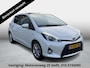 Toyota Yaris 1.5 HYBRID DYNAMIC NAVI 56.000 KM !! . PANORAMA DAK . PARKEER CAMERA. LEDER. CRUISE CONTROL .
