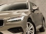 Volvo V60 2.0 B3 Sport Automaat (APPLE CARPLAY, GROOT NAVI, KEYLESS, ADAPTIVE CRUISE, ELEK SPORTSTOELEN, GETINT GLAS, LED KOPLAMPEN, NIEUWSTAAT)