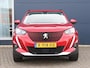 Peugeot e-2008 EV Allure Première 50 kWh 136pk Trekhaak | 1ste Eigenaar | Stoelverwarming | Adaptieve Cruise Control | parkeersensoren Achter | 17" Lichtmetalen Velgen | LED | DAB Ontvanger | Apple Carplay/Android Auto |