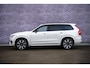 Volvo XC90 2.0 T8 Recharge AWD Ultimate Dark | Bowers & Wilkins Audio | Luchtvering | Trekhaak | Sportstoelen | Standkachel | Panoramadak | 360 camera | Head-up display | 4 zone climate control | Google Maps navigatie | Gelamineerd zijruiten | Nubuck hemelbekleding |