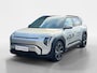Kia EV3 Plus Advanced 58.3 kWh | Direct leverbaar! | 19 inch LMV | Zwart dak | Glazen schuif-/kanteldak | Harman/Kardon | Elektrisch bedienbare achterklep | Elektrisch verstelbare bestuurdersstoel | Lederen bekleding | Stoel- en stuurverwarming | Parkeersensoren voor- en achter | Draadloos Apple/Android Carplay | Achteruitrijcamera | Adaptive Cruise Control