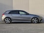 Mercedes-Benz A-klasse 200 AMG Line Automaat / Trekgewicht 1600 Kg / Stoelverwarming / Achteruitrijcamera / Navigatie / Keyless Entry/Start / Adaptief CC / Climate control / Parkeersensoren voor en achter /