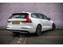 Volvo V60 2.0 T6 Plug-in hybrid AWD Plus Dark | Harman Kardon Audio | Trekhaak | Stoel- / Stuurverwarming Voor + Achter | 360 Camera | Adaptive Cruise | Google | Carplay | Dodehoekdetectie