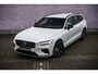 Volvo V60 2.0 T6 Plug-in hybrid AWD Plus Dark | Harman Kardon Audio | Trekhaak | Stoel- / Stuurverwarming Voor + Achter | 360 Camera | Adaptive Cruise | Google | Carplay | Dodehoekdetectie