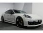 Porsche Panamera 2.9 4 E-Hybrid /Orig. Nederlands / Sport Design / Panoramadak / Sport uitlaat / Elektr. verstelbare voorstoelen (14-wegs) + memory / Luchtvering / Apple Carplay / Sport-Chrono / BOSE Surround Sound / Stoelverwarming / Ambienteverlichting / DAB+ / Stuurwiel verwarming / Dodehoek detectie / Full LED / Sportstoelen