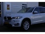 BMW X5 xDrive35i High Executive Aut.*Perfect Onderh.*Parelmoer wit!*Elek. Trekhaak/Pano/Leder Sport/Stoelverw./Sfeer/Memorie/HUD/LED/Camera/Elek. Klep/Parkeersens.V+A*