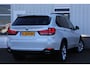 BMW X5 xDrive35i High Executive Aut.*Perfect Onderh.*Parelmoer wit!*Elek. Trekhaak/Pano/Leder Sport/Stoelverw./Sfeer/Memorie/HUD/LED/Camera/Elek. Klep/Parkeersens.V+A*