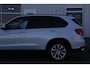 BMW X5 xDrive35i High Executive Aut.*Perfect Onderh.*Parelmoer wit!*Elek. Trekhaak/Pano/Leder Sport/Stoelverw./Sfeer/Memorie/HUD/LED/Camera/Elek. Klep/Parkeersens.V+A*
