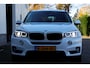 BMW X5 xDrive35i High Executive Aut.*Perfect Onderh.*Parelmoer wit!*Elek. Trekhaak/Pano/Leder Sport/Stoelverw./Sfeer/Memorie/HUD/LED/Camera/Elek. Klep/Parkeersens.V+A*