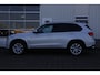 BMW X5 xDrive35i High Executive Aut.*Perfect Onderh.*Parelmoer wit!*Elek. Trekhaak/Pano/Leder Sport/Stoelverw./Sfeer/Memorie/HUD/LED/Camera/Elek. Klep/Parkeersens.V+A*