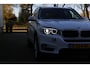 BMW X5 xDrive35i High Executive Aut.*Perfect Onderh.*Parelmoer wit!*Elek. Trekhaak/Pano/Leder Sport/Stoelverw./Sfeer/Memorie/HUD/LED/Camera/Elek. Klep/Parkeersens.V+A*