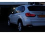 BMW X5 xDrive35i High Executive Aut.*Perfect Onderh.*Parelmoer wit!*Elek. Trekhaak/Pano/Leder Sport/Stoelverw./Sfeer/Memorie/HUD/LED/Camera/Elek. Klep/Parkeersens.V+A*