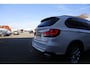 BMW X5 xDrive35i High Executive Aut.*Perfect Onderh.*Parelmoer wit!*Elek. Trekhaak/Pano/Leder Sport/Stoelverw./Sfeer/Memorie/HUD/LED/Camera/Elek. Klep/Parkeersens.V+A*