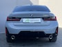 BMW 3-Serie 330e M Sport Edition / Fabrieksgarantie t/m 6-2028 / Elektrische Trekhaak (1500 KG) / Adaptieve Cruise Control / Stoel-/Stuurverwarming / Brooklyn Grau / Sportstoelen / Apple Carplay/Android auto / Schuif-/kanteldak /