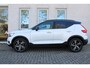 Volvo XC40 1.5 T4 Recharge R-Design | Panoramadak | Lederen bekleding | Adaptive cruise control | Achteruitrij camera | Premium audio by Harman Kardon | Verwarmbare voorstoelen | Verwarmbaar stuurwiel | Semi elek. trekhaak | Dealer onderhouden | Elektrische achterklep | Extra getint glas |