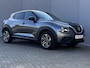 Nissan Juke 1.0 DIG-T N-Connecta Automaat / Fabrieksgarantie tot 03-2028 / 1.250 kg trekgewicht / Navigatie / Cold Pack / Stuur- en stoelverwarming / Apple Carplay Android / 17" LM wielen /