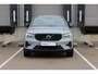 Volvo XC40 B4 Plus Dark | Verwarmde Voorstoelen en Stuurwiel | Verwarmde Voorruit | Semi- Elektrische Trekhaak | Harman Kardon Premium Audio | Achteruitrijcamera | DAB Ontvanger | Keyless Entry en Start