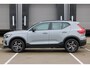 Volvo XC40 B4 Plus Dark | Verwarmde Voorstoelen en Stuurwiel | Verwarmde Voorruit | Semi- Elektrische Trekhaak | Harman Kardon Premium Audio | Achteruitrijcamera | DAB Ontvanger | Keyless Entry en Start