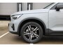 Volvo XC40 B4 Plus Dark | Verwarmde Voorstoelen en Stuurwiel | Verwarmde Voorruit | Semi- Elektrische Trekhaak | Harman Kardon Premium Audio | Achteruitrijcamera | DAB Ontvanger | Keyless Entry en Start
