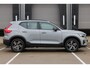 Volvo XC40 B4 Plus Dark | Verwarmde Voorstoelen en Stuurwiel | Verwarmde Voorruit | Semi- Elektrische Trekhaak | Harman Kardon Premium Audio | Achteruitrijcamera | DAB Ontvanger | Keyless Entry en Start