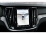 Volvo V60 2.0 T6 Plug-in hybrid AWD Plus Dark | Harman Kardon Audio | Trekhaak | Stoel- / Stuurverwarming Voor + Achter | 360 Camera | Adaptive Cruise | Long Range | Google | Carplay | Dodehoekdetectie